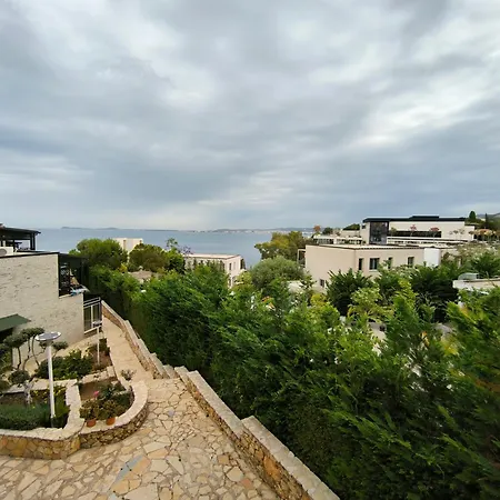 Artemis House Apartment